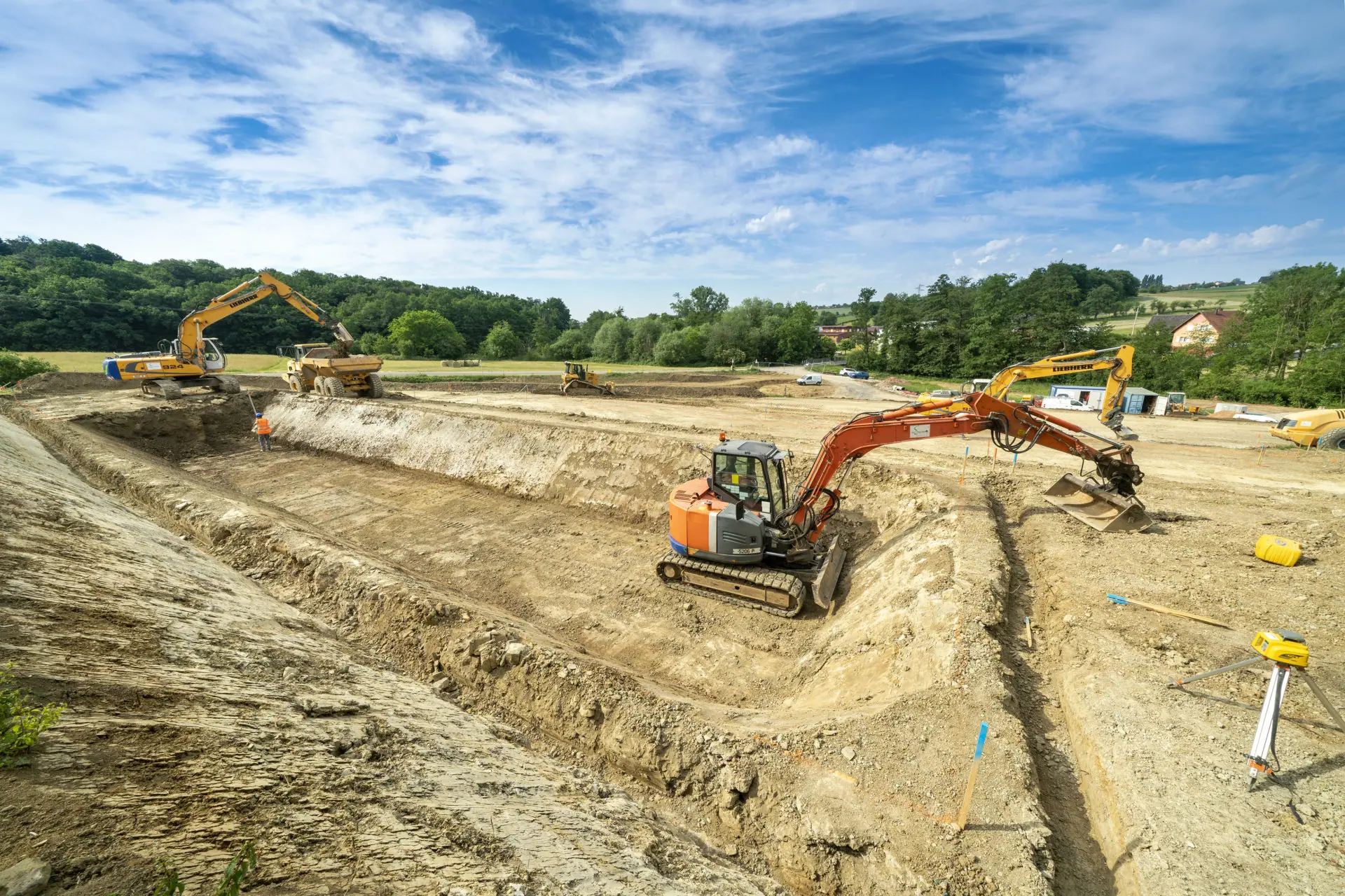 Terrassement en PACA : décaissement, nivellement, tranchées, plateformes, préparation de terrain (SilverBTP)